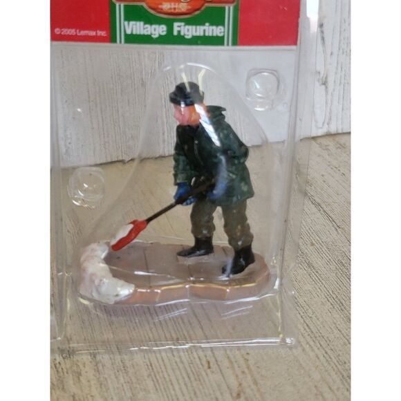 Lemax 2005 clearing a path Village accessory Coventry Cove Xmas - Picture 3 of 7